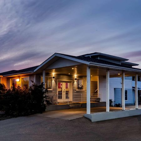 Super 8 By Wyndham Smoky Lake Exterior photo