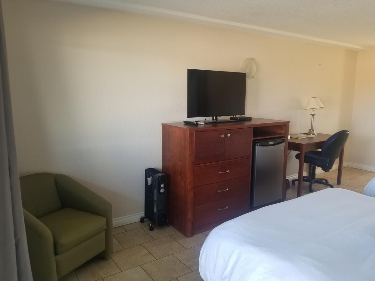 Super 8 By Wyndham Smoky Lake Exterior photo