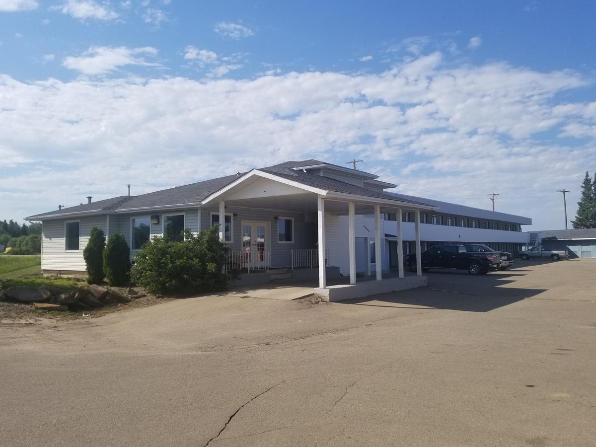 Super 8 By Wyndham Smoky Lake Exterior photo